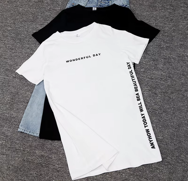 חולצת טי נינוחה עם הדפס מסר אופטימי