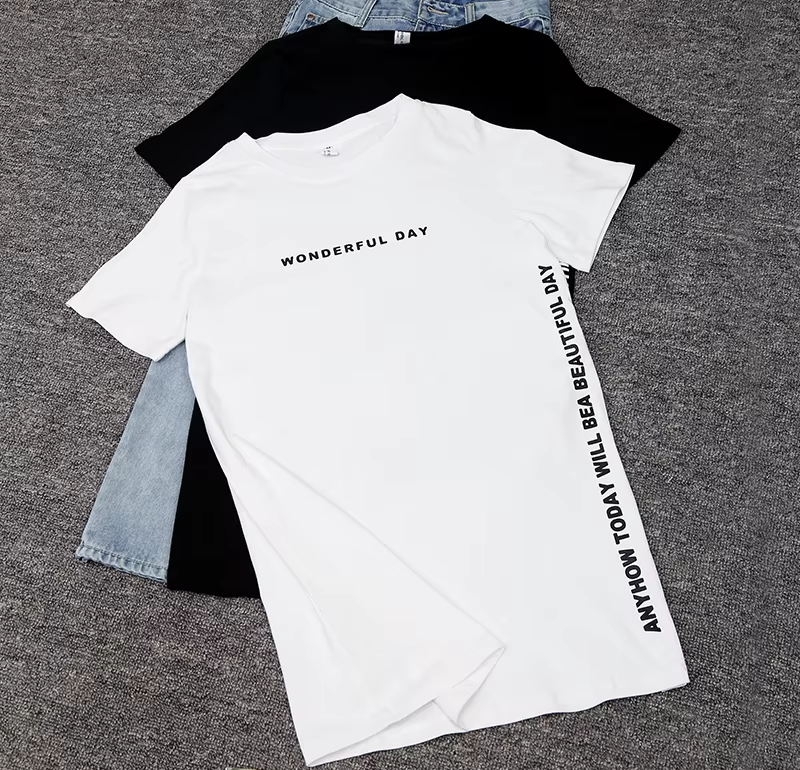 חולצת טי נינוחה עם הדפס מסר אופטימי