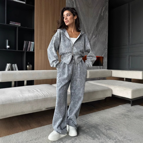 סט קפוצ'ון ומכנסיים במראה שטוף ונוסטלגי