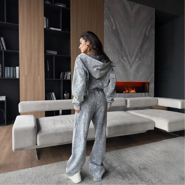 סט קפוצ'ון ומכנסיים במראה שטוף ונוסטלגי