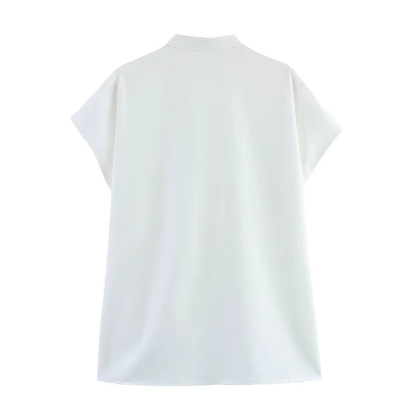 טופ לבן בגזרת קייפ עם צווארון גבוה