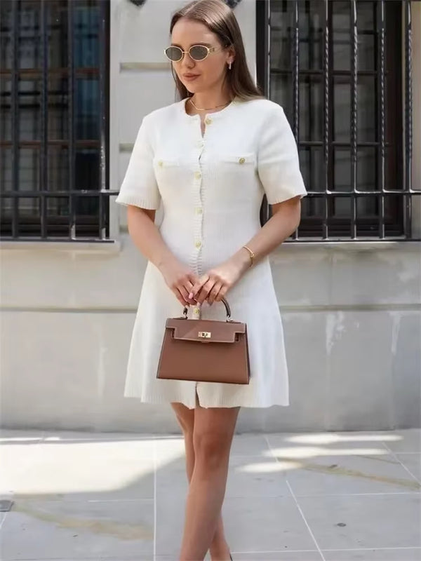 שמלת מיני סרוגה מכופתרת בגזרה רכה