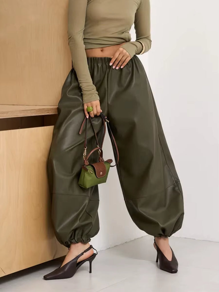 מכנסי דמוי עור עם מותן אלסטית